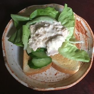 サラダ菜とマヨシーチキンと胡瓜の食パンサンド。